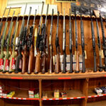 Departamento de Justiça processa Virgínia, Califórnia, por leis sobre armas