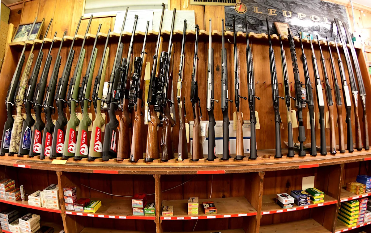 Departamento de Justiça processa Virgínia, Califórnia, por leis sobre armas