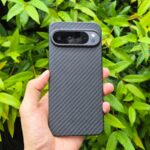 Google Pixel 10 Pro XL encostado em uma rocha marrom