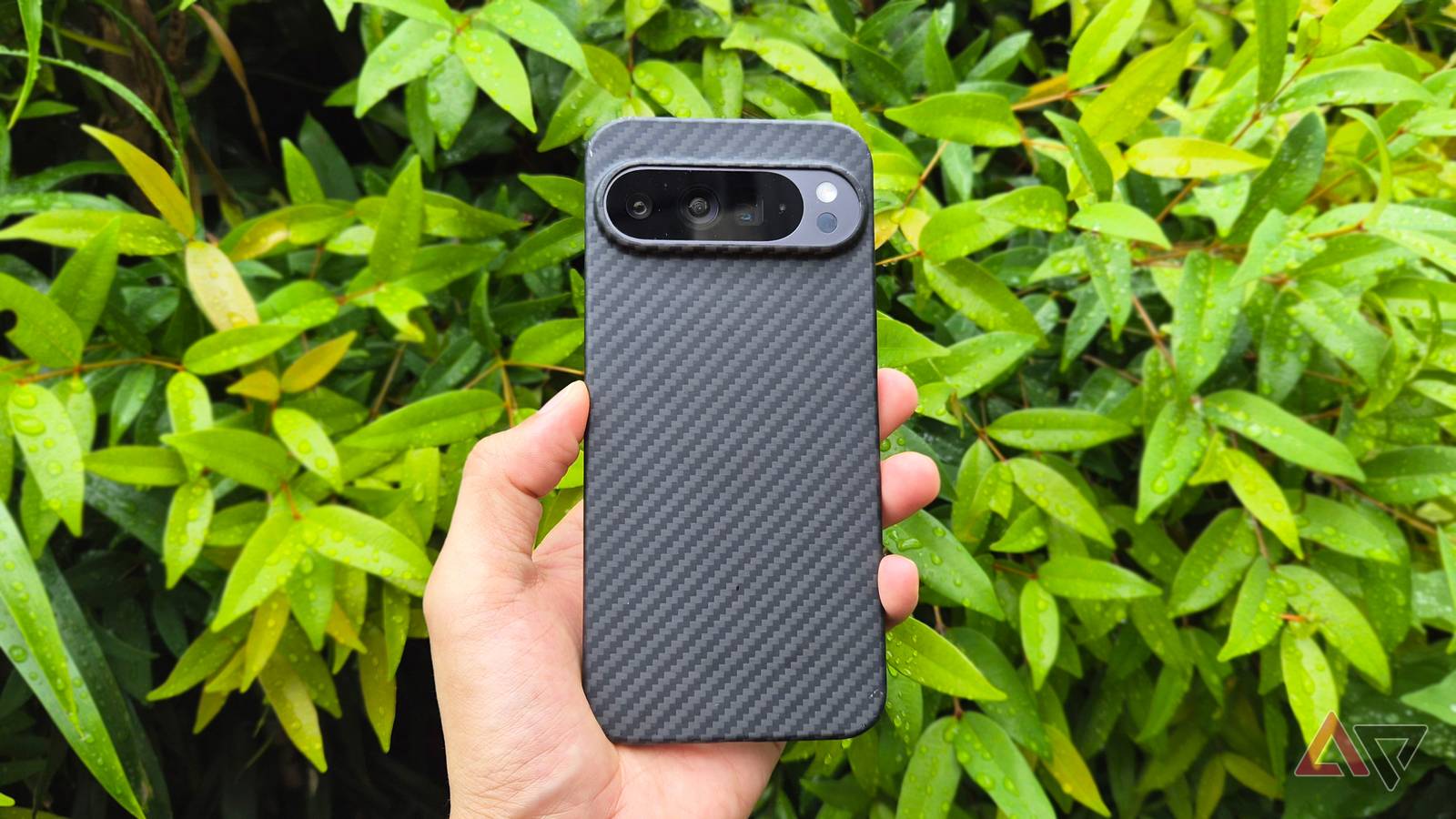 Google Pixel 10 Pro XL encostado em uma rocha marrom