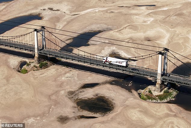 As condições de seca estão piorando na França, com imagens chocantes de hoje mostrando um rio Loire completamente árido em Montjean-sur-Loire