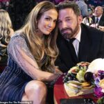 Jennifer Lopez continua sobrecarregada com a mansão de US$ 61 milhões em Los Angeles que ela e Ben Affleck adquiriram como casa conjugal