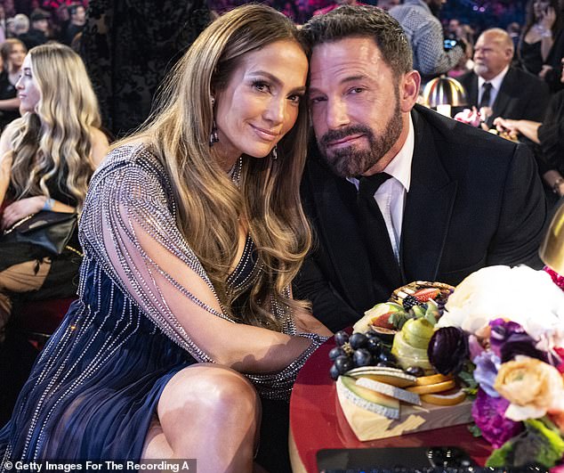 Jennifer Lopez continua sobrecarregada com a mansão de US$ 61 milhões em Los Angeles que ela e Ben Affleck adquiriram como casa conjugal
