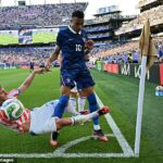 Matias Galarza (à esquerda) é visto desafiando Kylian Mbappe, que ficou impune