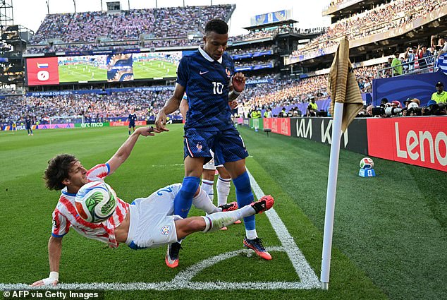 Matias Galarza (à esquerda) é visto desafiando Kylian Mbappe, que ficou impune