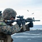 Fuzileiros navais americanos conduzem uma evolução de fogo real na cabine de comando do navio de transporte anfíbio da classe San Antonio, USS New Orleans, em 11 de fevereiro.