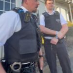 O momento em que dois policiais rastrearam um fotógrafo até um pub e o levaram para fora para avisá-lo sobre seus tweets, apesar de admitirem que nenhum crime havia sido cometido