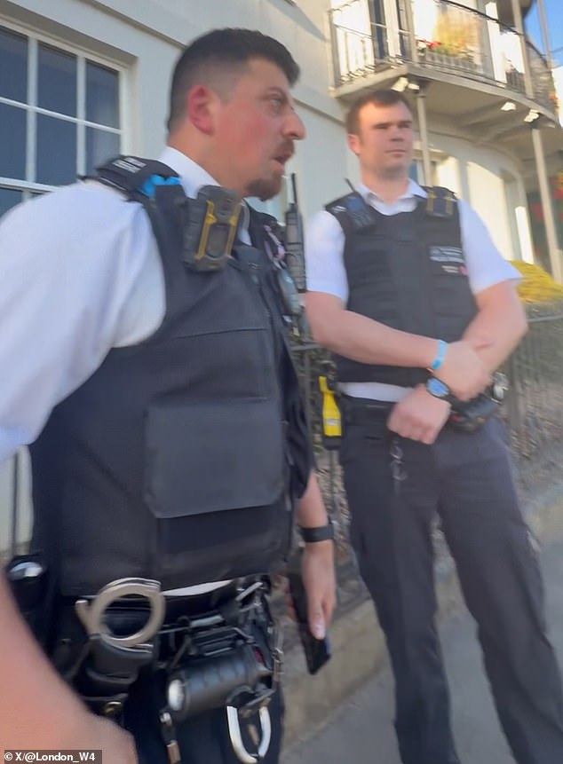 O momento em que dois policiais rastrearam um fotógrafo até um pub e o levaram para fora para avisá-lo sobre seus tweets, apesar de admitirem que nenhum crime havia sido cometido