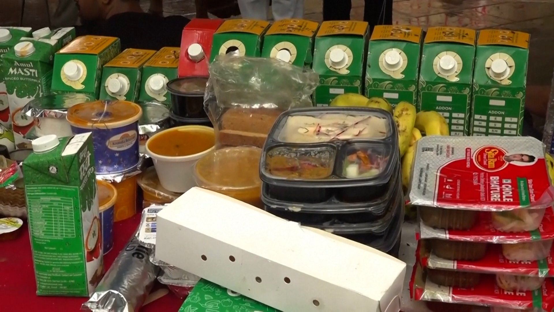 Doações anônimas de alimentos chegam a manifestantes estudantis indianos