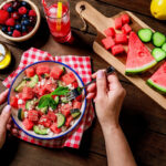 Melões, pepinos e frutas vermelhas estão entre as frutas e vegetais que você deve lavar e esfregar bem antes de consumir para evitar doenças de origem alimentar, como a ciclosporíase.