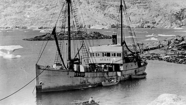 Homem parado em um barco, foto em preto e branco