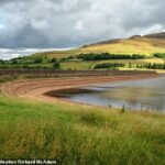 Reservatório Dovestone na Grande Manchester, onde o corpo de um adolescente foi encontrado na sexta-feira
