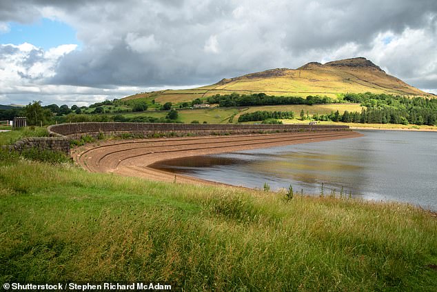 Reservatório Dovestone na Grande Manchester, onde o corpo de um adolescente foi encontrado na sexta-feira