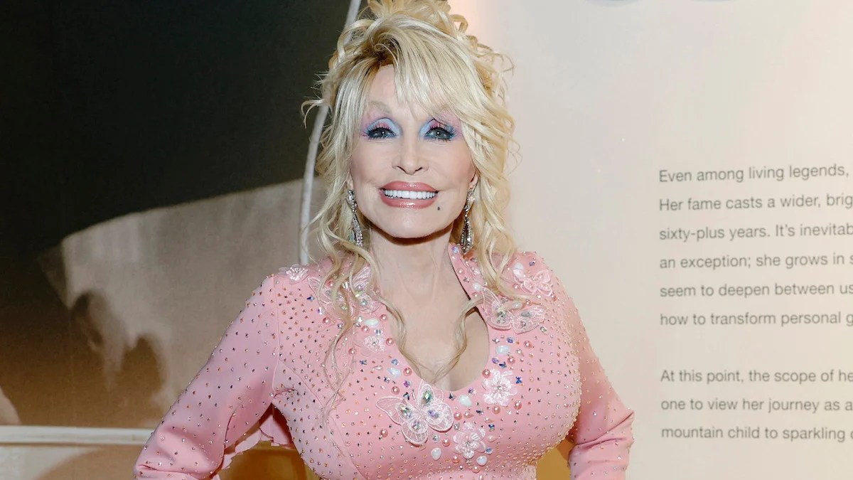 Dolly Parton (Crédito: Jason Kempin/Getty Images for American Greetings) e Taylor Swift (Crédito: Kevin Mazur/Getty Images for TAS Rights Management)