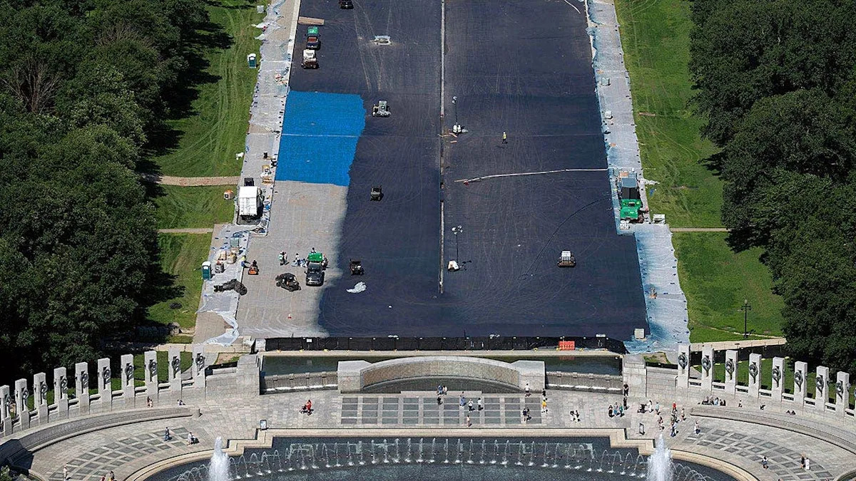 Trabalhadores aplicando revestimento protetor azul no Lincoln Memorial Reflecting Pool em Washington