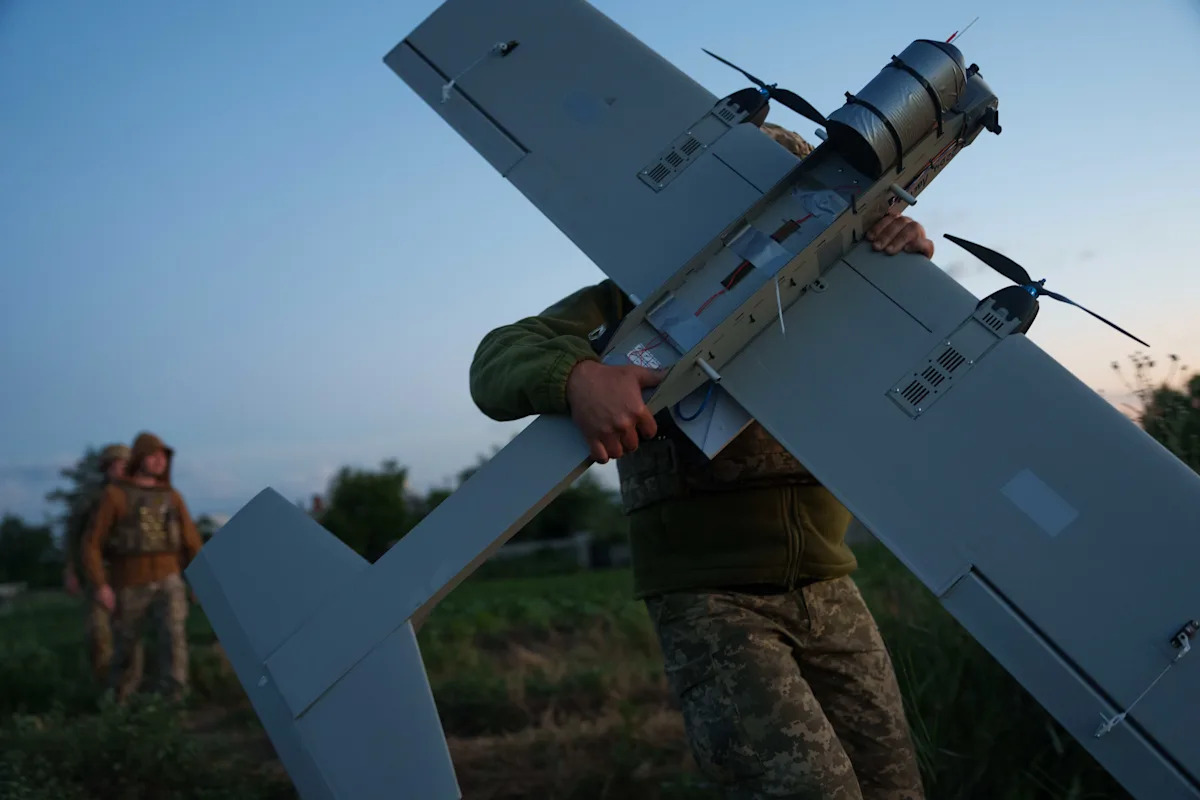 Drones ucranianos de médio porte remodelam o campo de batalha, visando as linhas de abastecimento russas
