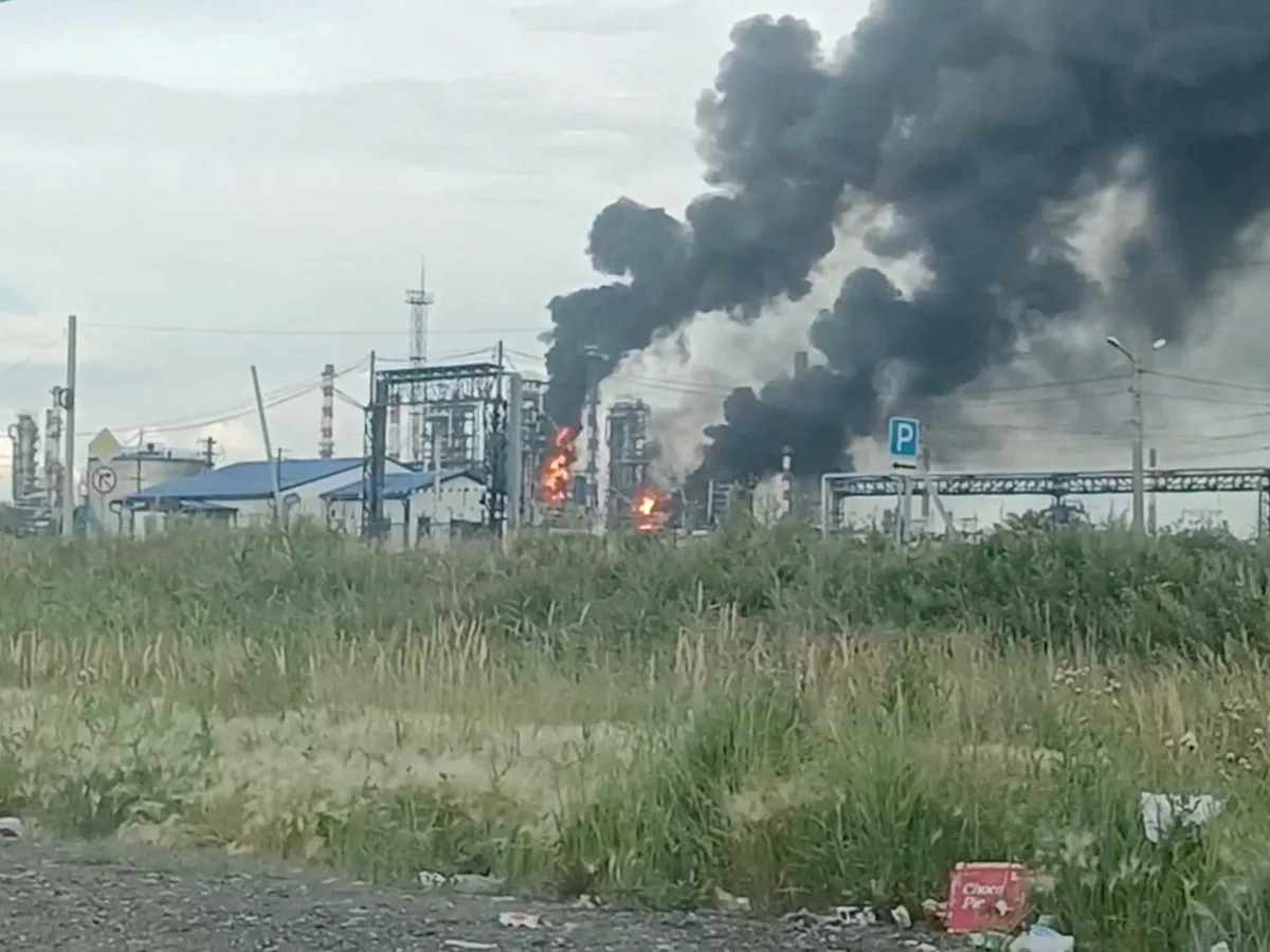 Drones ucranianos voaram até a Sibéria para atacar a maior refinaria de petróleo da Rússia