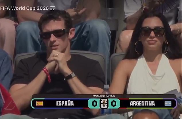 Dua Lipa foi acompanhada por seu marido Callum Turner enquanto Anya Taylor-Joy e Mick Jagger lideravam as estrelas britânicas assistindo ao jogo na noite de domingo