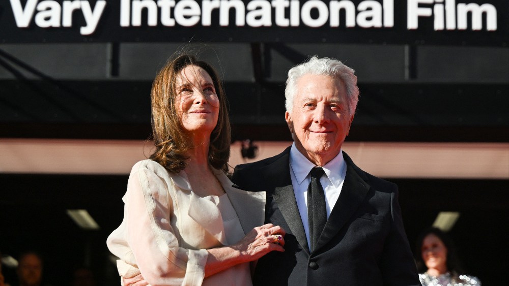 Dustin Hoffman diz que a América está tão 'dividida' quanto durante a Guerra do Vietnã... e brinca que ainda está tentando descobrir quem ele é