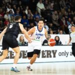 Dwight Ramos de Gilas Pilipinas em ação durante um jogo contra a Nova Zelândia nas Eliminatórias Asiáticas da Copa do Mundo Fiba 2027 em Auckland.