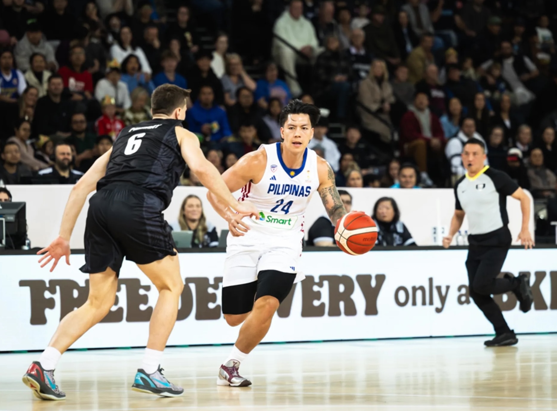 Dwight Ramos de Gilas Pilipinas em ação durante um jogo contra a Nova Zelândia nas Eliminatórias Asiáticas da Copa do Mundo Fiba 2027 em Auckland.