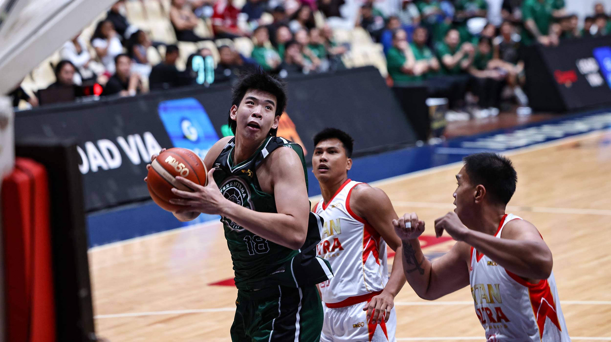 Geo Chiu do Terrafirma Dyip durante um jogo contra Titan Ultra Giant Risers na Copa dos Governadores do PBA de 2026.