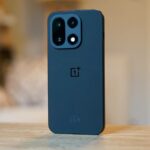 Uma pessoa segurando o OnePlus 15