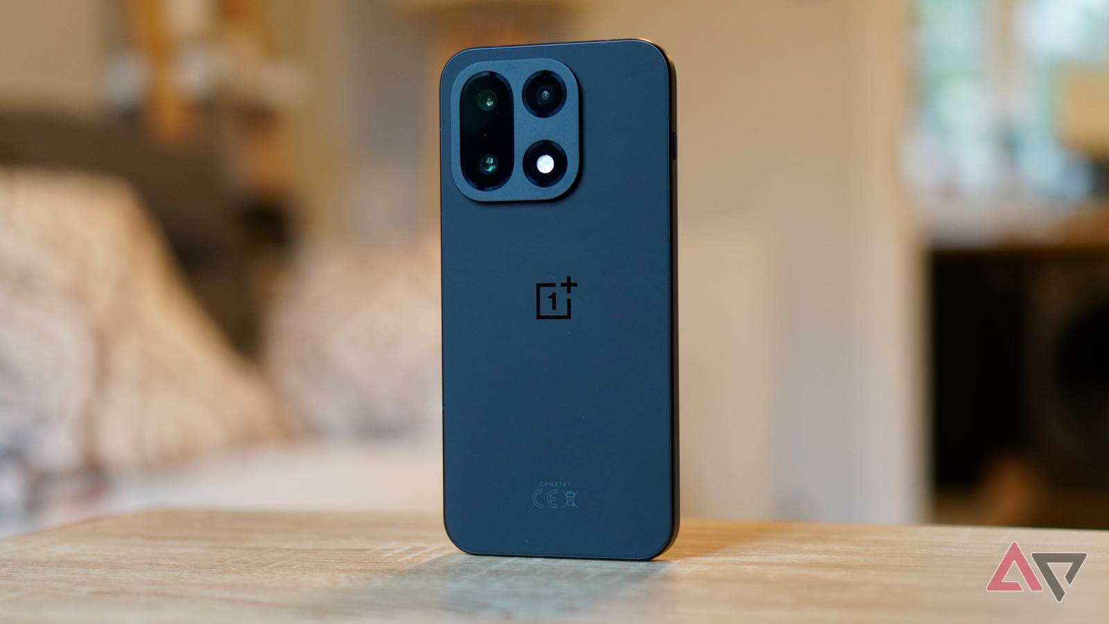 Uma pessoa segurando o OnePlus 15