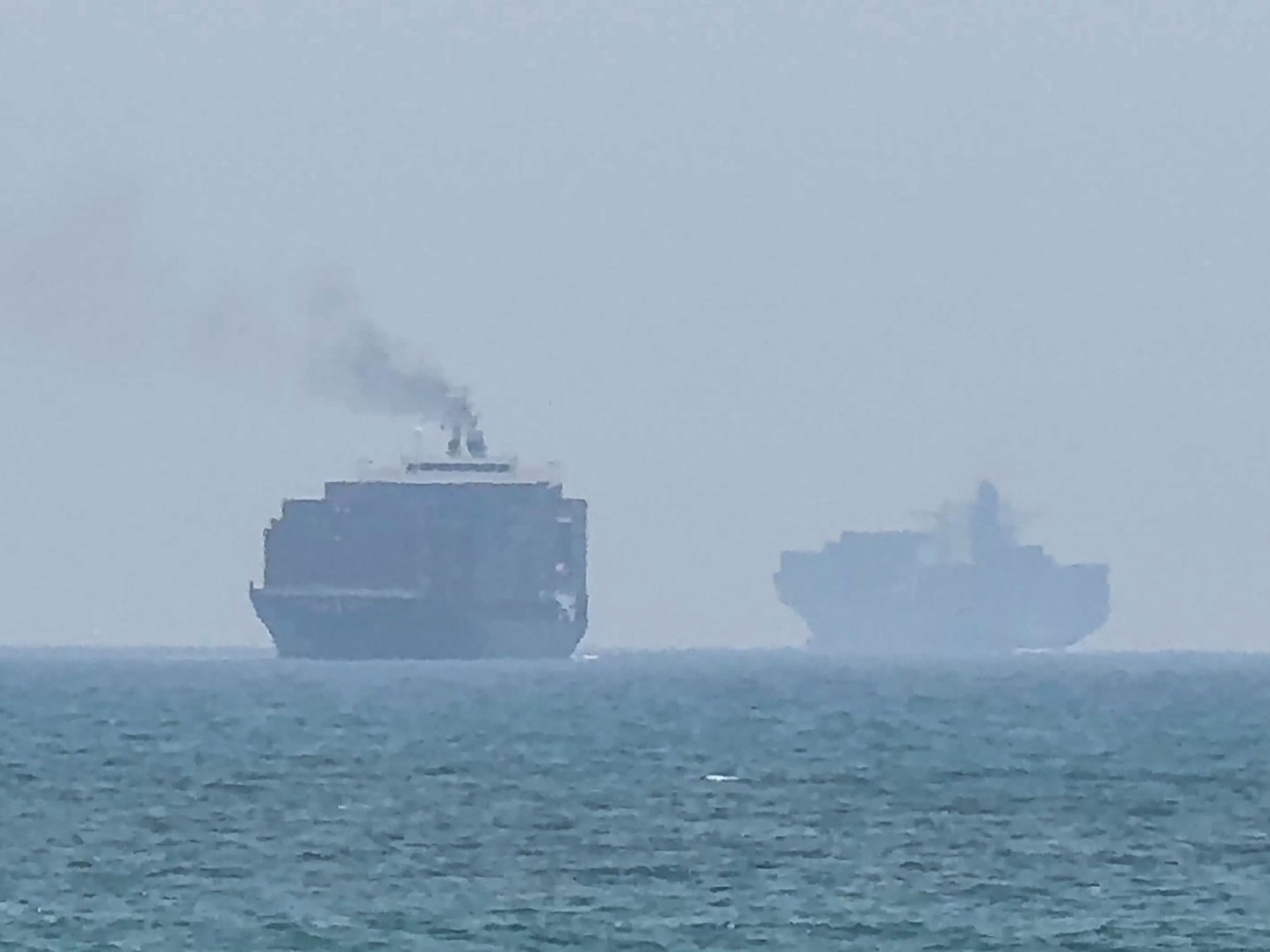 EUA atacam o Irã enquanto o IRGC reivindica ataques a instalações militares dos EUA no Golfo