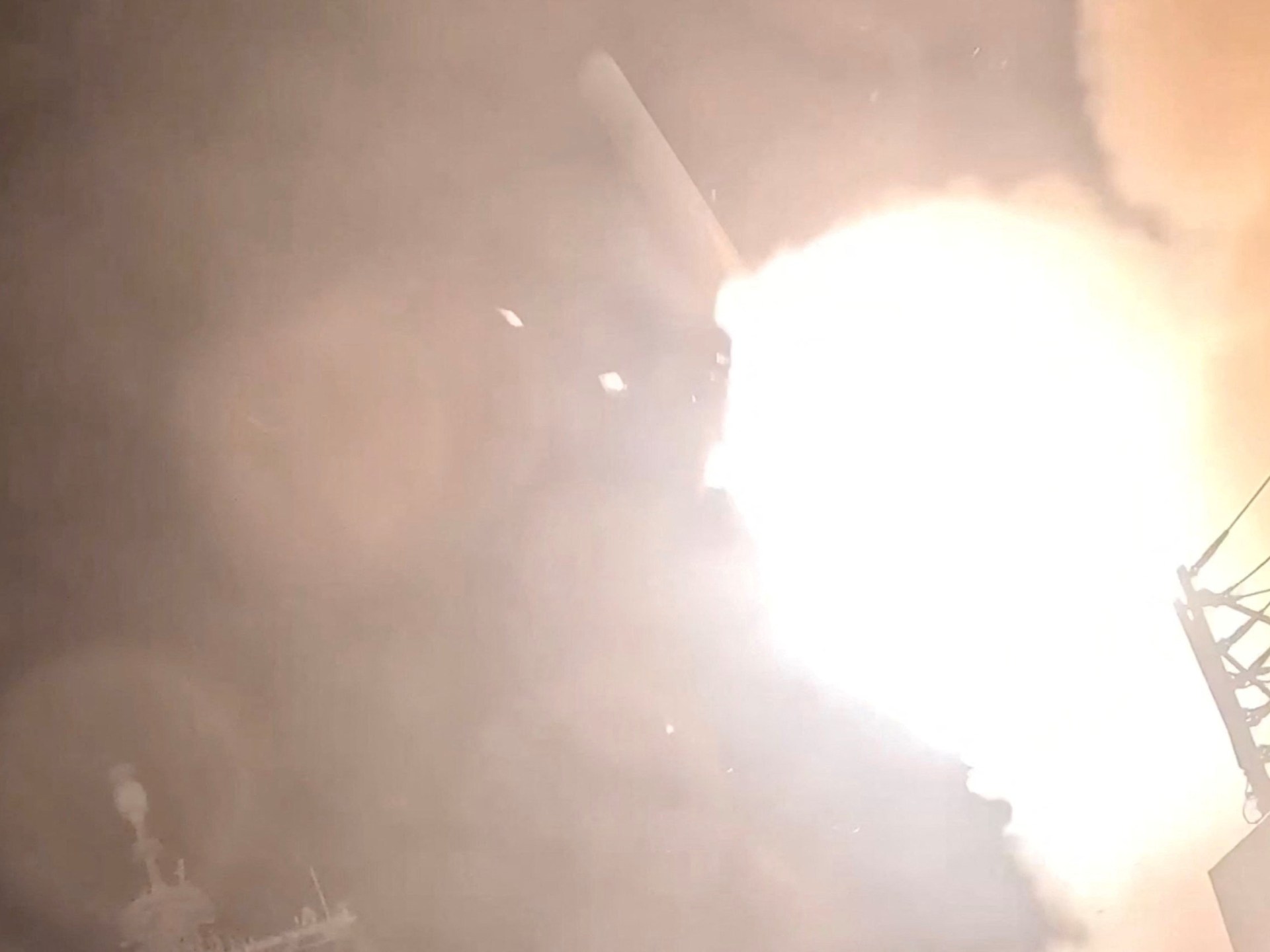 EUA bombardeiam o Irã pela nona noite consecutiva enquanto as tensões em Ormuz aumentam
