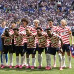Christian Pulisic, dos EUA, controla a bola durante a partida do Grupo D da Copa do Mundo FIFA 2026 entre EUA e Paraguai