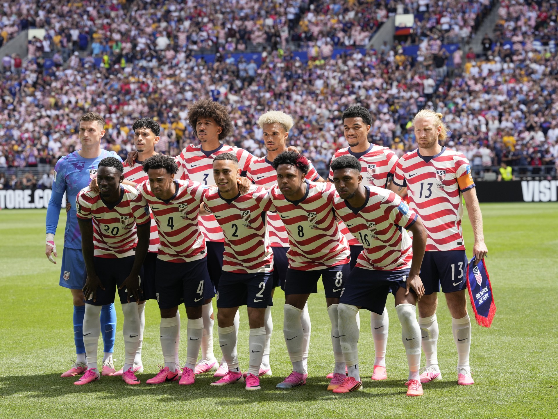 Christian Pulisic, dos EUA, controla a bola durante a partida do Grupo D da Copa do Mundo FIFA 2026 entre EUA e Paraguai