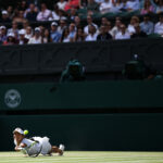 MERGULHO PARA A GLÓRIA Alex Eala estende sua seqüência de matança de gigantes ao encerrar a defesa do título do polonês Iga Swiatek na noite de sábado (horário de Manila) para invadir as oitavas de final de Wimbledon.