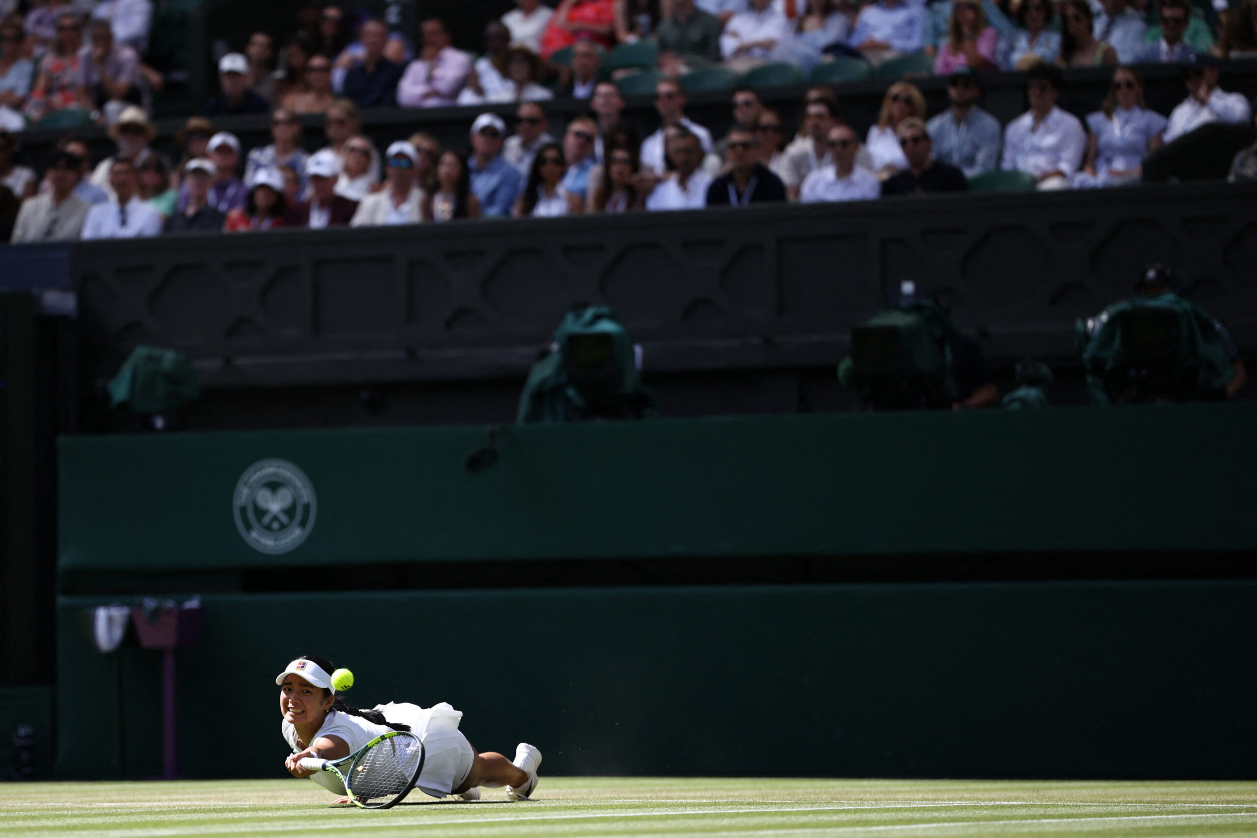 MERGULHO PARA A GLÓRIA Alex Eala estende sua seqüência de matança de gigantes ao encerrar a defesa do título do polonês Iga Swiatek na noite de sábado (horário de Manila) para invadir as oitavas de final de Wimbledon.