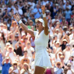 Alexandra Eala, das Filipinas, comemora a vitória na terceira rodada de simples feminino contra Iga Swiatek, da Polônia, no Campeonato de Tênis de Wimbledon, em Londres, sábado, 4 de julho de 2026. (AP Photo/Maja Smiejkowska)