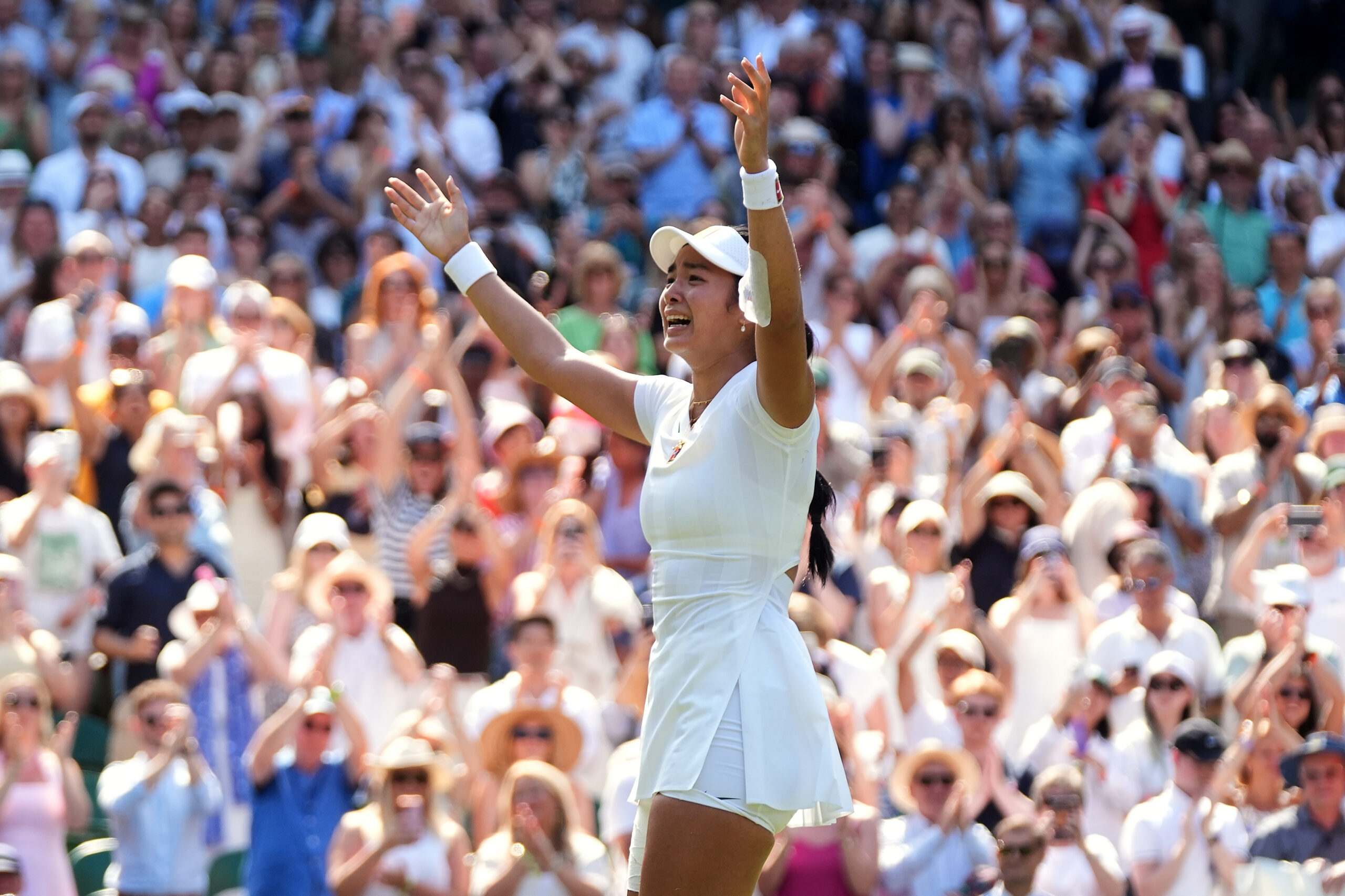 Alexandra Eala, das Filipinas, comemora a vitória na terceira rodada de simples feminino contra Iga Swiatek, da Polônia, no Campeonato de Tênis de Wimbledon, em Londres, sábado, 4 de julho de 2026. (AP Photo/Maja Smiejkowska)