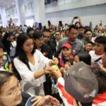 LEFTIE PRO Eala autografa bolas de tênis apresentadas pelos jovens fãs que a receberam no domingo. —EQUIPE DE GESTÃO PRESIDENCIAL