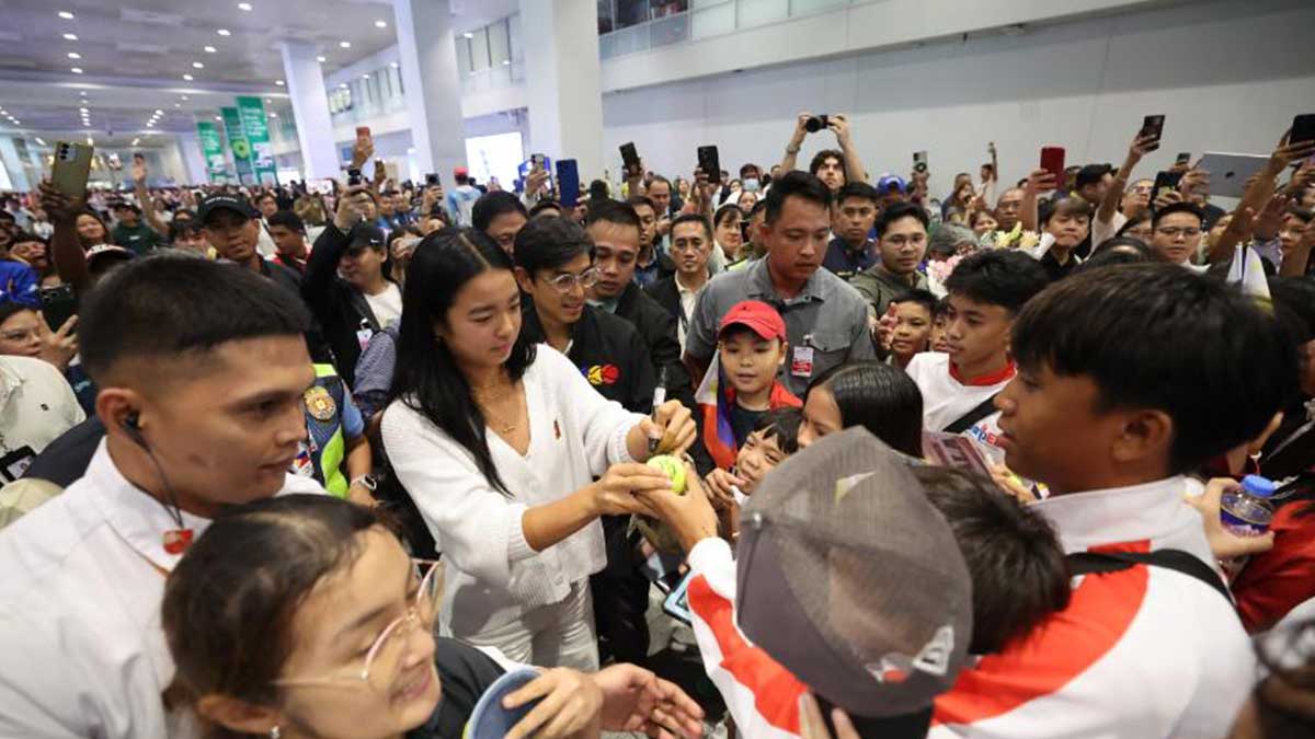 LEFTIE PRO Eala autografa bolas de tênis apresentadas pelos jovens fãs que a receberam no domingo. —EQUIPE DE GESTÃO PRESIDENCIAL