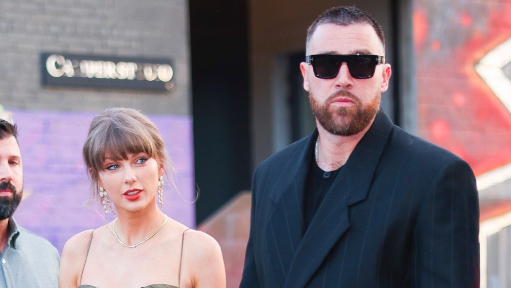 Ed Sheeran, Bradley Cooper, Dakota Johnson e mais retratados indo para o casamento de Taylor Swift e Travis Kelce