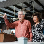 Elaine Chao, esposa de Mitch McConnell, emite declaração após retorno aos EUA
