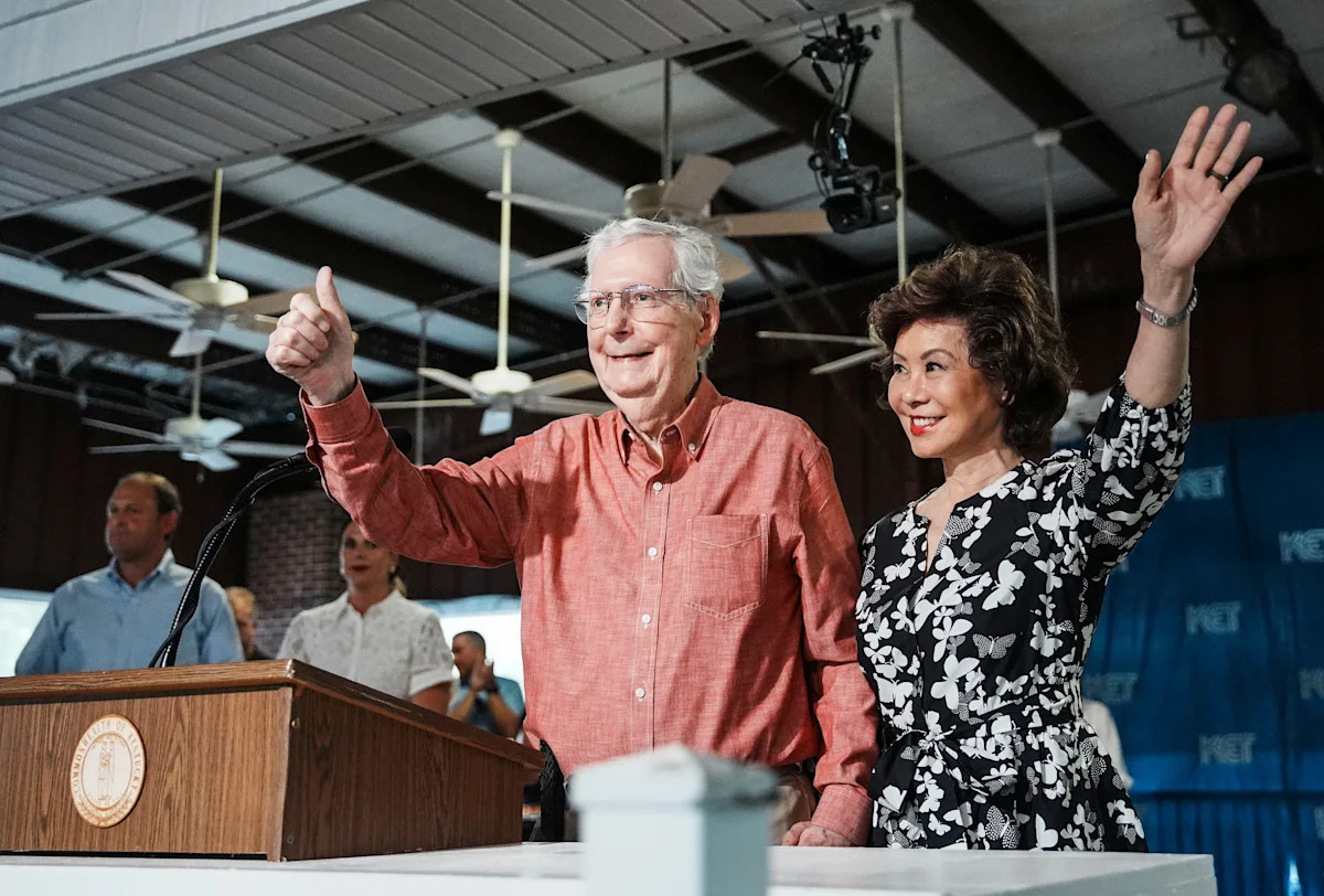 Elaine Chao, esposa de Mitch McConnell, emite declaração após retorno aos EUA