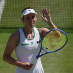 Elise Mertens, da Bélgica, comemora sua vitória contra Marie Bouzkova, da República Tcheca, na quarta rodada da competição individual feminina, no Campeonato de Tênis de Wimbledon, em Londres, segunda-feira, 6 de julho de 2026.