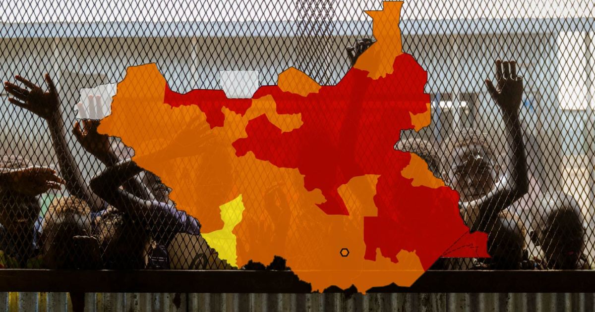 Uma mulher posa com sua filha de 3 anos em sua casa feita de palha, bambu e plástico no local de Proteção de Civis (PoC) em Bentiu, Sudão do Sul, em 15 de fevereiro de 2018. O local de Proteção de Civis de Bentiu foi criado em janeiro de 2014, quando 7.000 civis entraram na base da UNMISS em busca de proteção, logo após o início da guerra civil no Sudão do Sul. O acampamento abriga mais de 20.000 famílias e pelo menos 114.250 indivíduos pela OIM. os números continuam a crescer todos os dias, à medida que os combates fazem com que mais pessoas procurem segurança. (Foto de Stefanie GLINSKI/AFP)