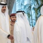 Esta fotografia divulgada por Amiri Diwan do Catar mostra o Emir Sheikh Tamim bin Hamad Al Thani do Catar (L) recebendo condolências do presidente de Ruanda, Paul Kagame, após a morte de seu pai, o ex-líder Sheikh Hamad bin Khalifa Al Thani, no Palácio Lusail, nos arredores de Doha, em 13 de julho de 2026.