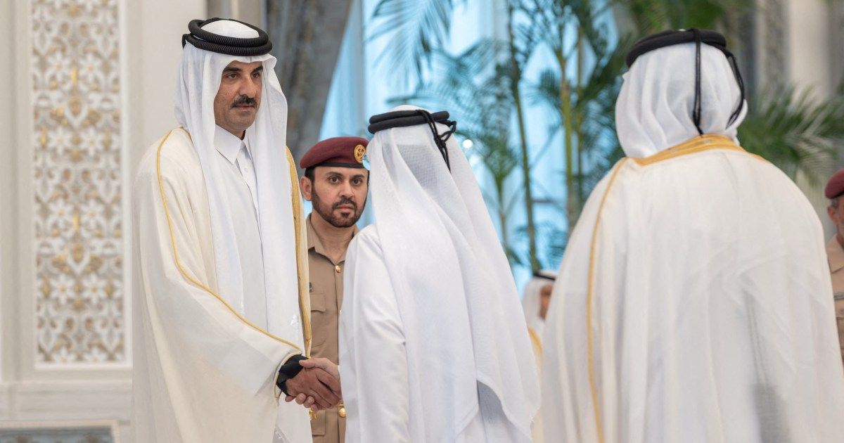 Esta fotografia divulgada por Amiri Diwan do Catar mostra o Emir Sheikh Tamim bin Hamad Al Thani do Catar (L) recebendo condolências do presidente de Ruanda, Paul Kagame, após a morte de seu pai, o ex-líder Sheikh Hamad bin Khalifa Al Thani, no Palácio Lusail, nos arredores de Doha, em 13 de julho de 2026.