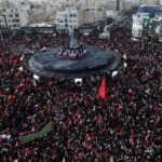 Enlutados iranianos pedem vingança contra Trump durante cortejo fúnebre de Khamenei