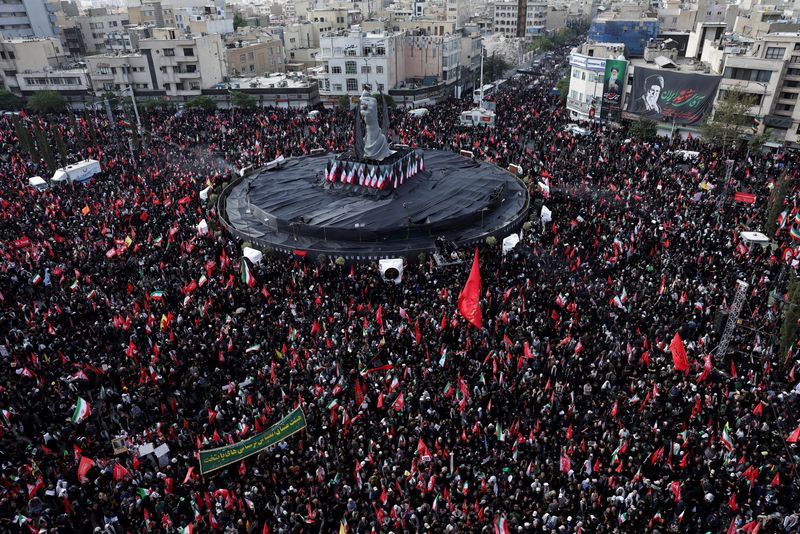 Enlutados iranianos pedem vingança contra Trump durante cortejo fúnebre de Khamenei