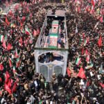 Enorme multidão se junta ao cortejo fúnebre do líder supremo do Irã, Khamenei