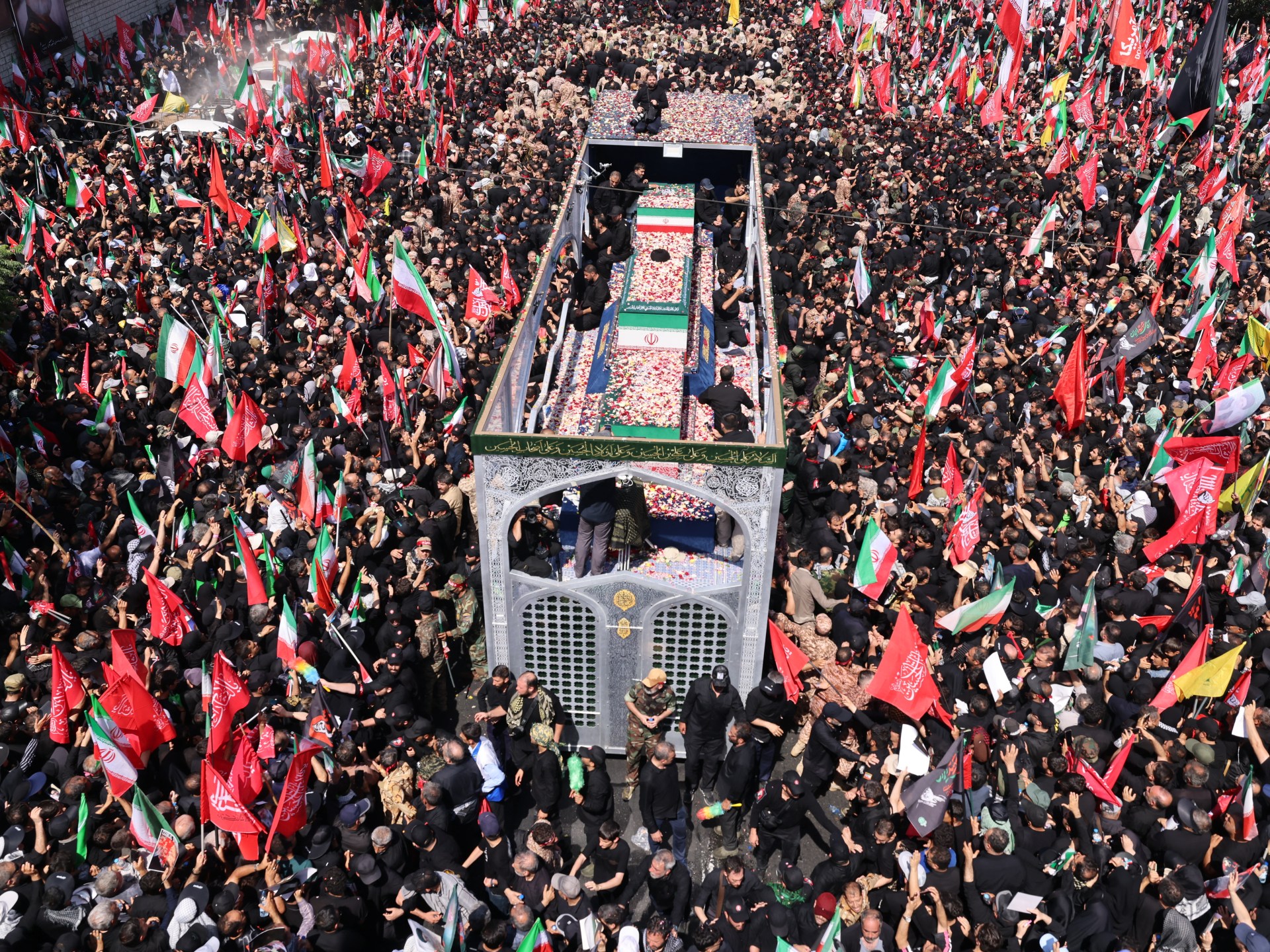 Enorme multidão se junta ao cortejo fúnebre do líder supremo do Irã, Khamenei