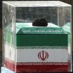 Um turbante é colocado sobre o caixão do falecido líder supremo do Irã, aiatolá Ali Khamenei, durante uma cerimônia pública de despedida em 5 de junho de 2026